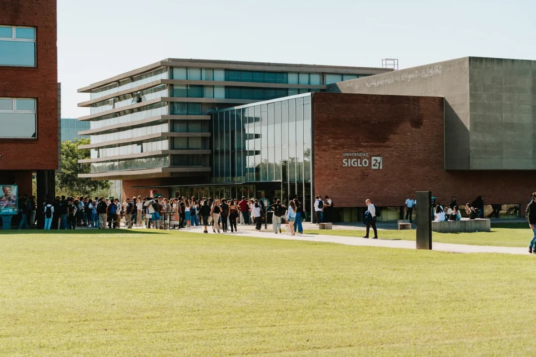 Estudiantes en el campus de Universidad Siglo 21